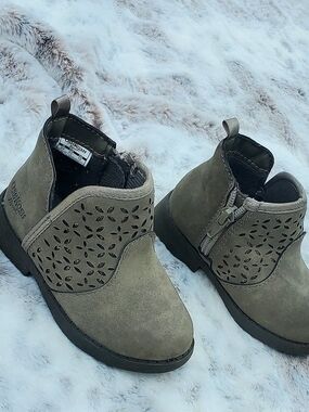OshKosh B'gosh Tan Suede-Look Toddler Size 6 Cutout Ankle Boots